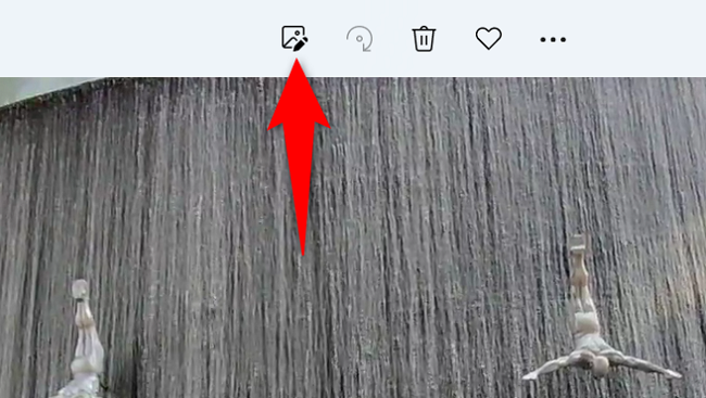 Обрезка видео в приложении Фотографии Windows 11