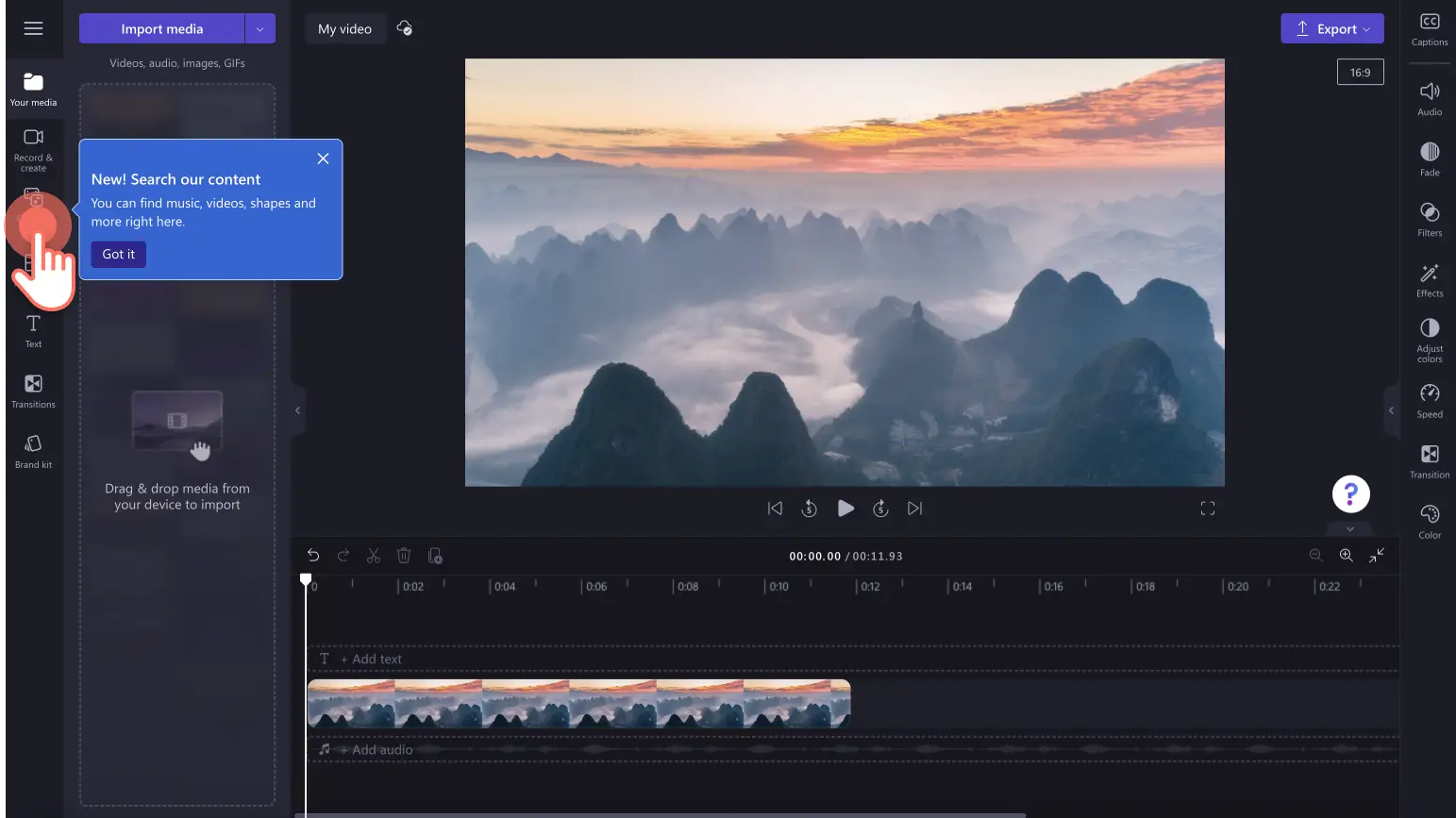 Clipchamp с библиотекой контента и таймлайном