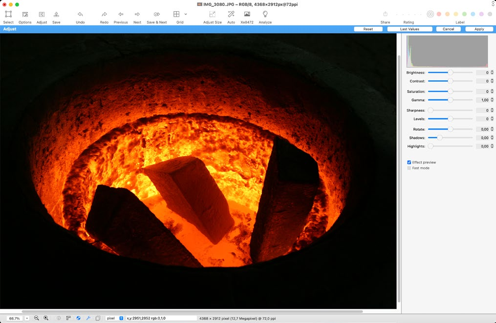 Окно Adjust с параметрами цветовой и тоновой коррекции GraphicConverter