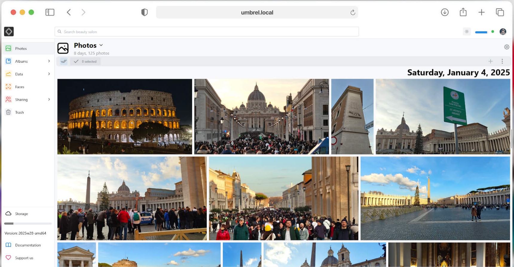 Хронологическая лента LibrePhotos с группировкой фотографий по дате