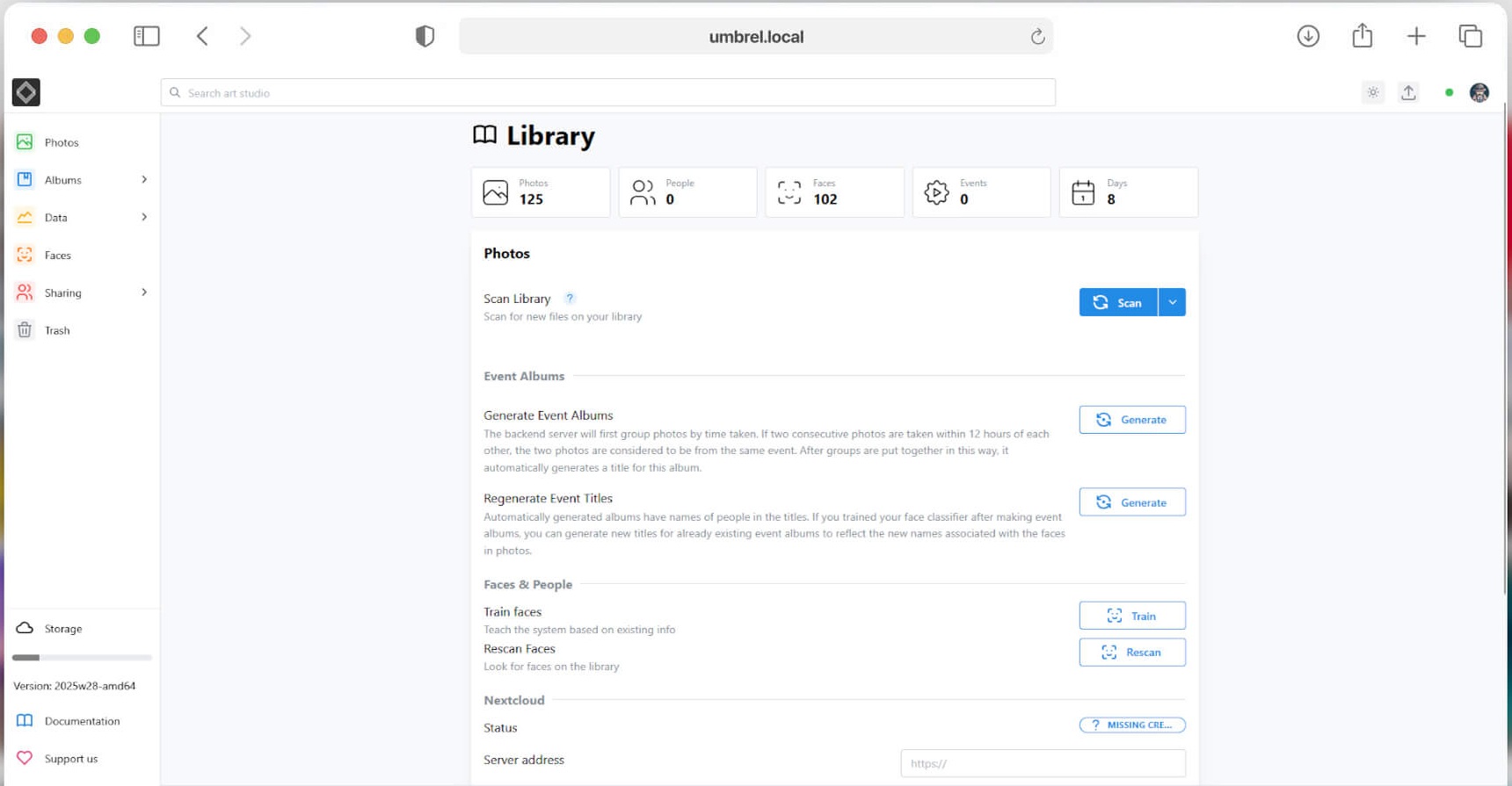 Раздел Library в LibrePhotos с командами сканирования, событий и лиц