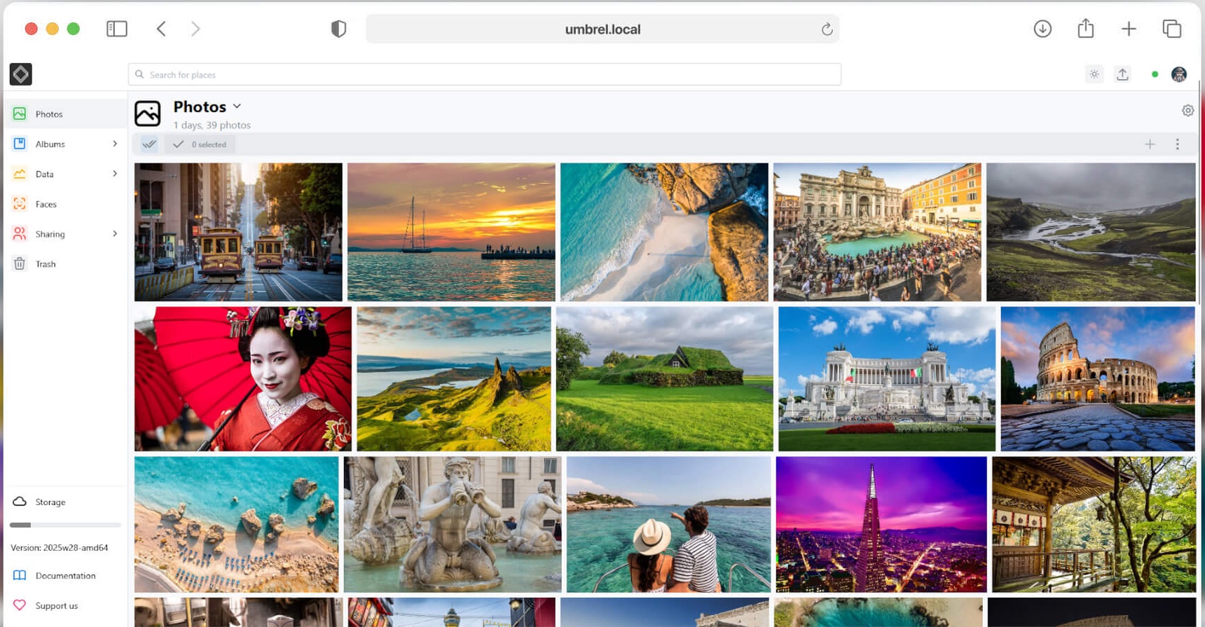 Основная фототека LibrePhotos в светлом интерфейсе