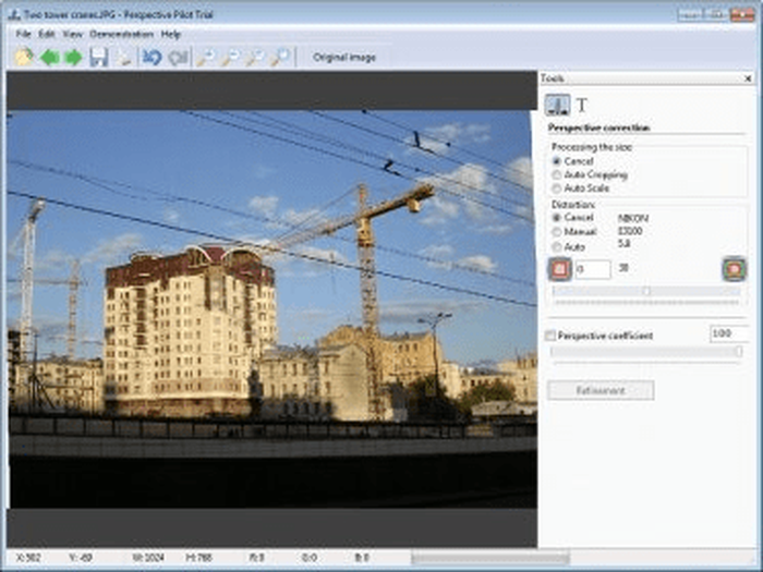Фотография здания в Perspective Pilot и панель параметров Perspective correction
