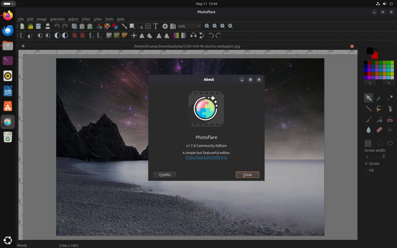 PhotoFlare с тёмным оформлением и открытым окном сведений