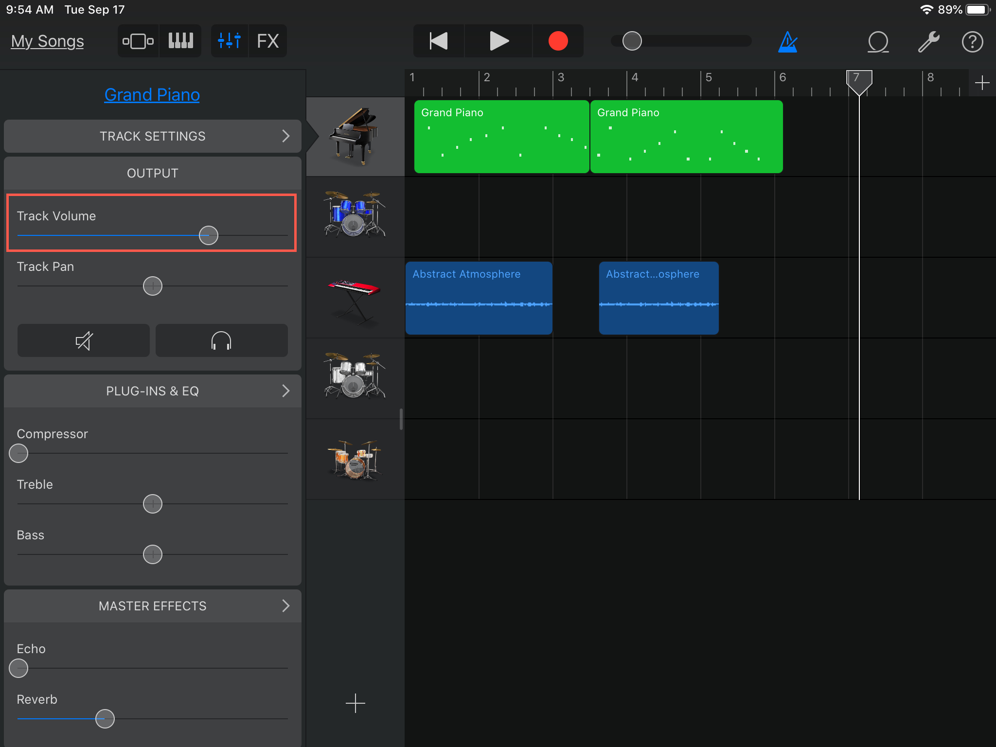 Скриншот GarageBand на iPad с регулировкой громкости дорожки
