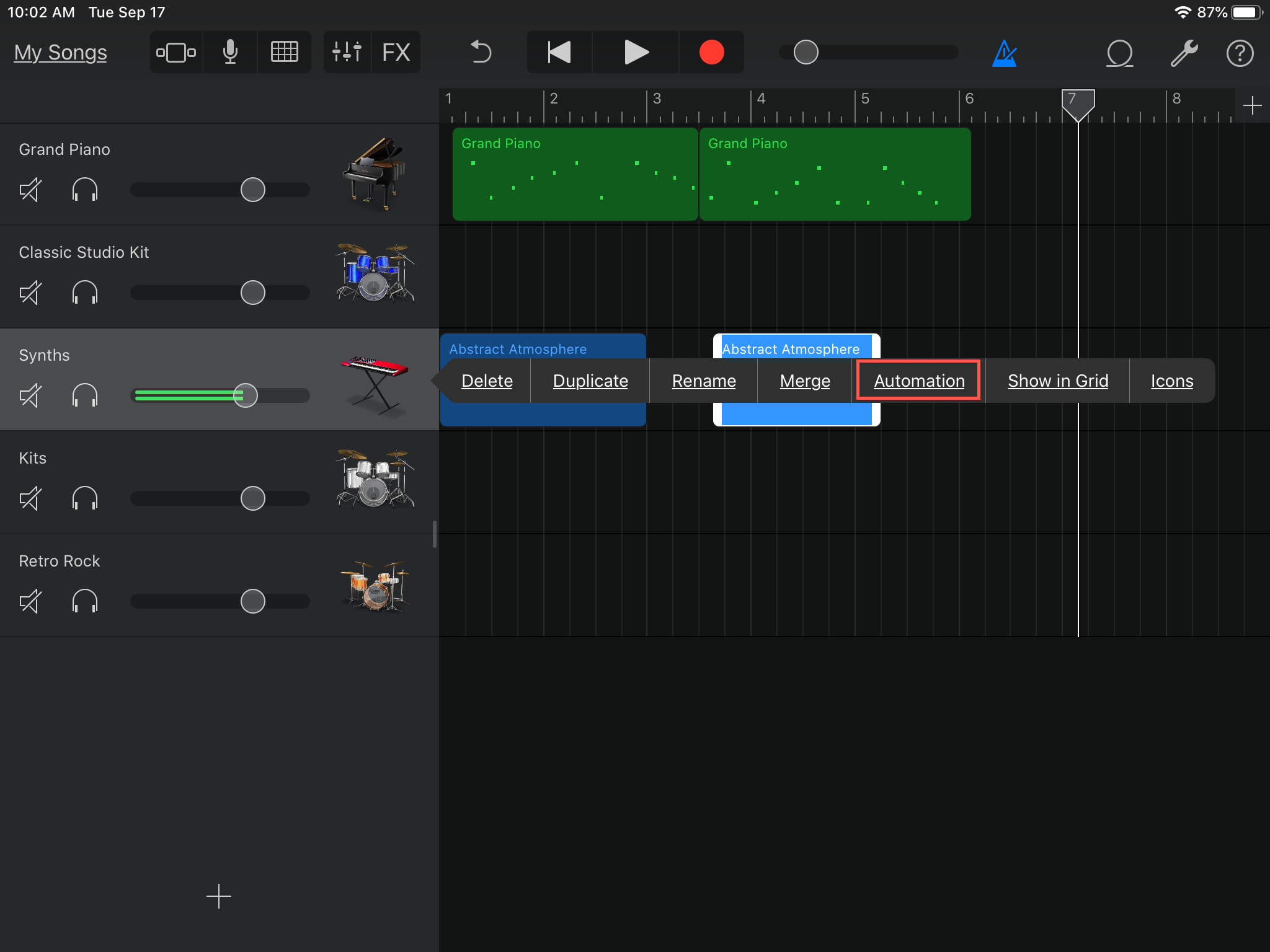 Скриншот GarageBand на iPad с автоматизацией громкости