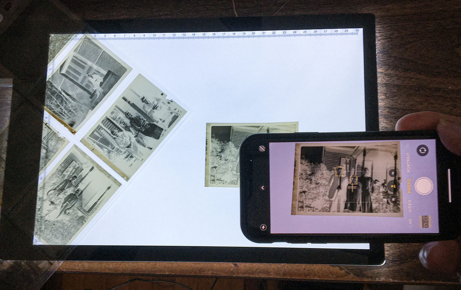 Пересъёмка негатива на iPhone с подсветкой