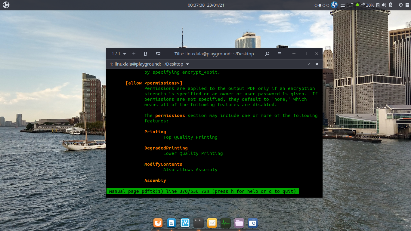 Страница руководства PDFtk в терминале Linux