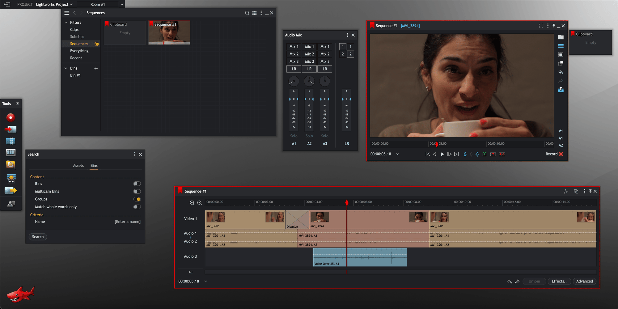 Интерфейс Lightworks с гибкой раскладкой, окном просмотра, микшером и таймлайном