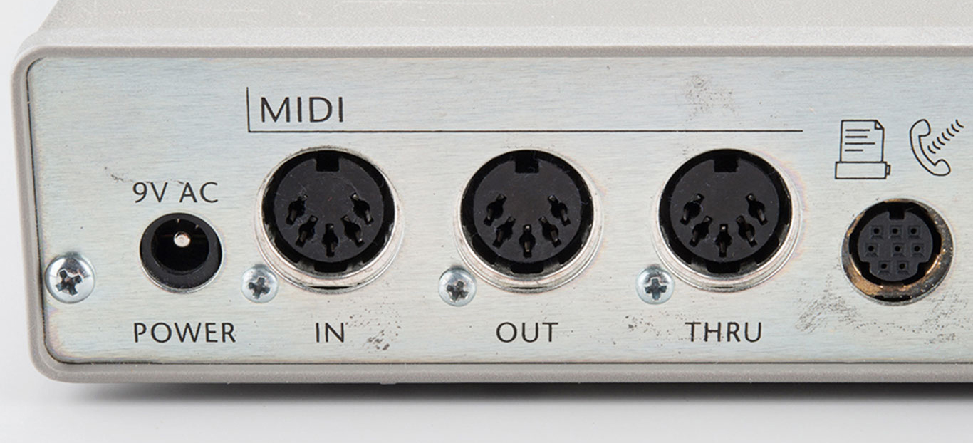 Разъёмы MIDI IN, MIDI OUT и MIDI THRU