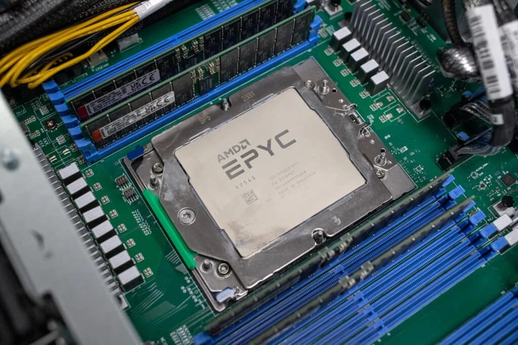 AMD EPYC 9754S, установленный в серверный сокет SP5