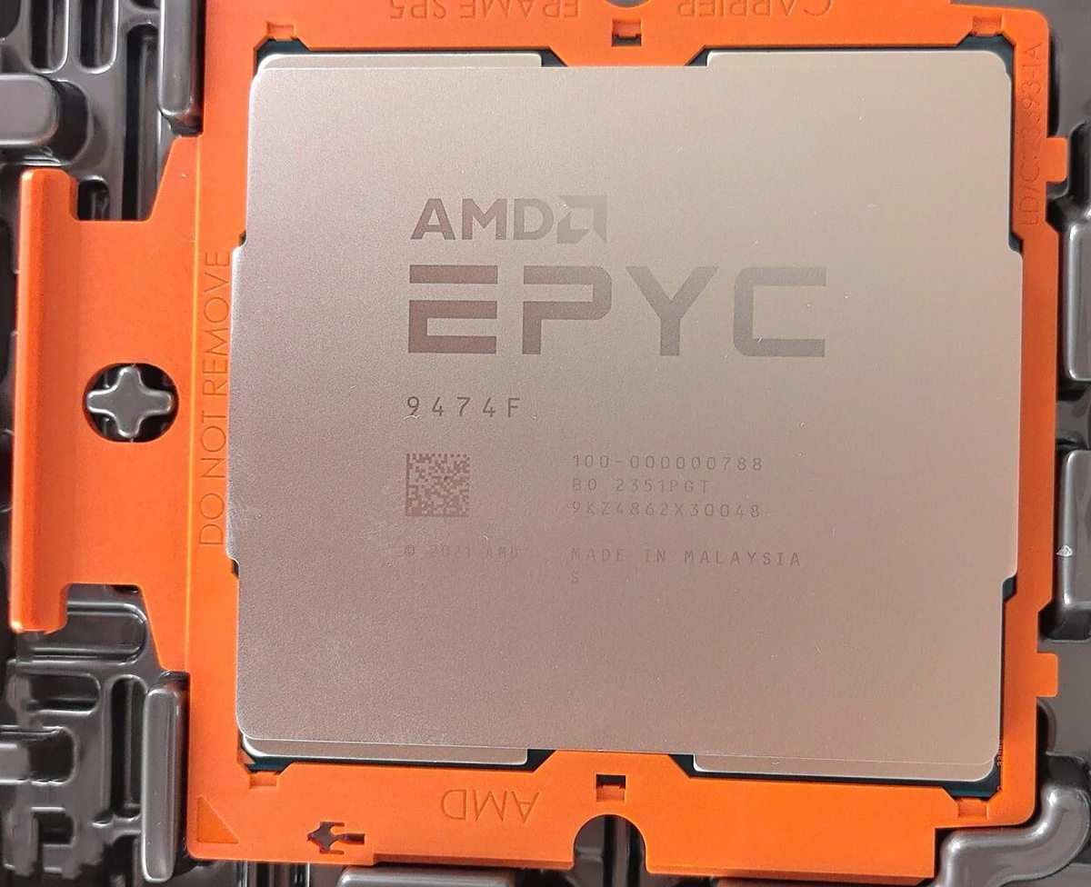 AMD EPYC 9474F в штатной оранжевой рамке сокета SP5, маркировка 9474F и OPN 100-000000788