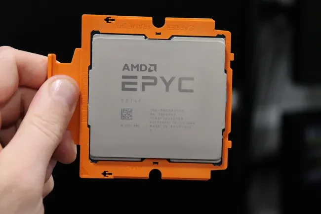 AMD EPYC 9374F в штатной рамке процессора SP5
