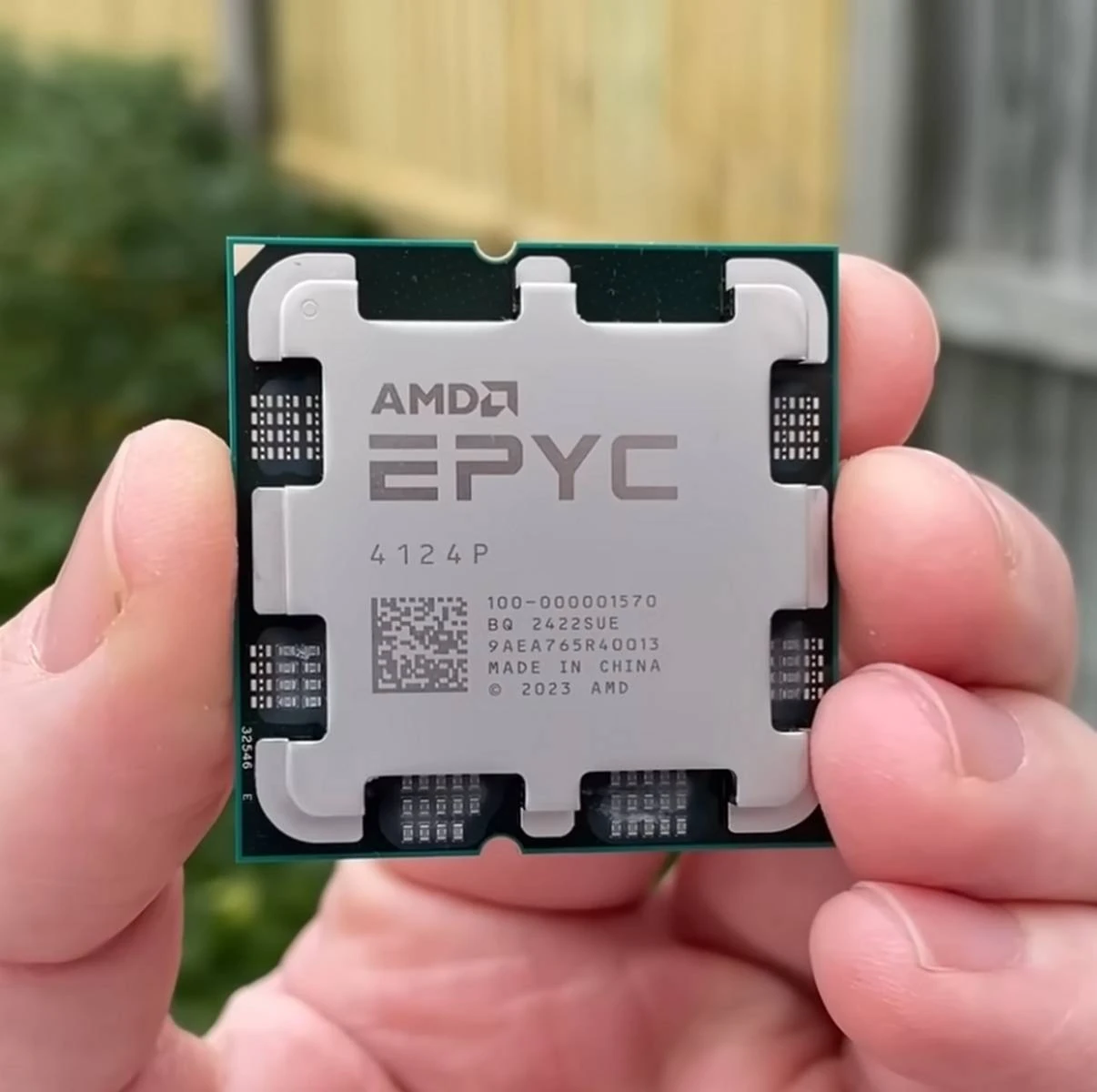 Фотография процессора AMD EPYC 4124P с маркировкой 100-000001570