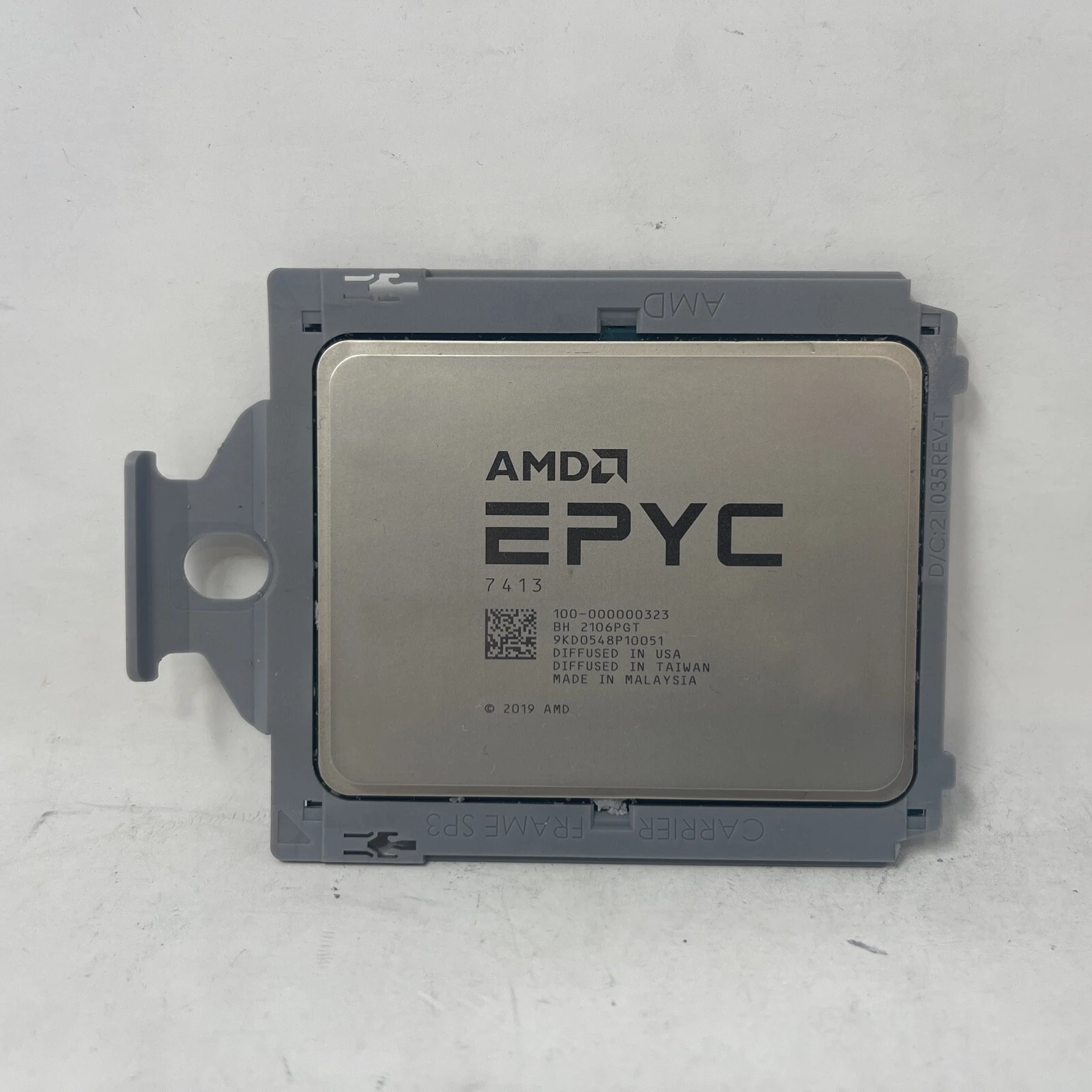 AMD EPYC 7413 с маркировкой 7413 на теплораспределителе