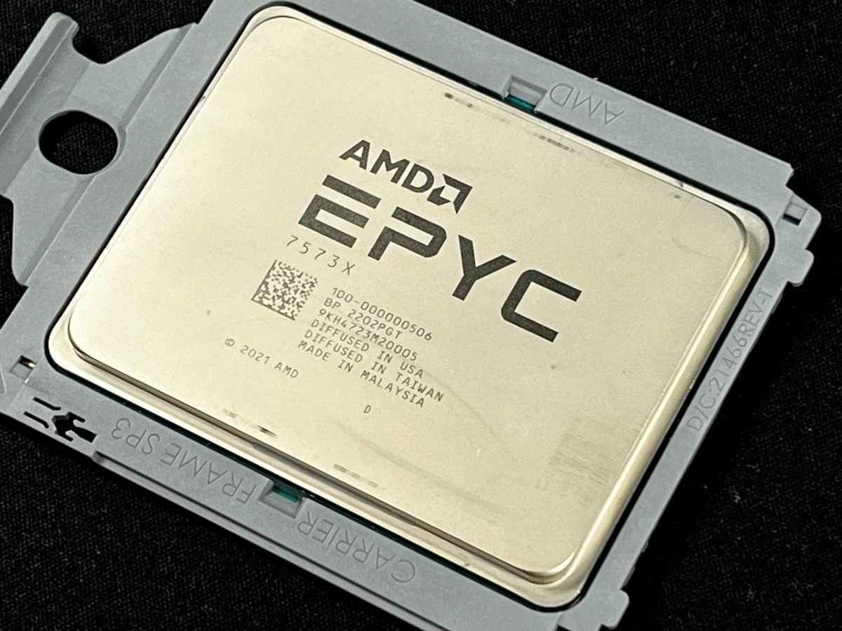AMD EPYC 7573X с маркировкой 7573X и OPN 100-000000506 в рамке SP3