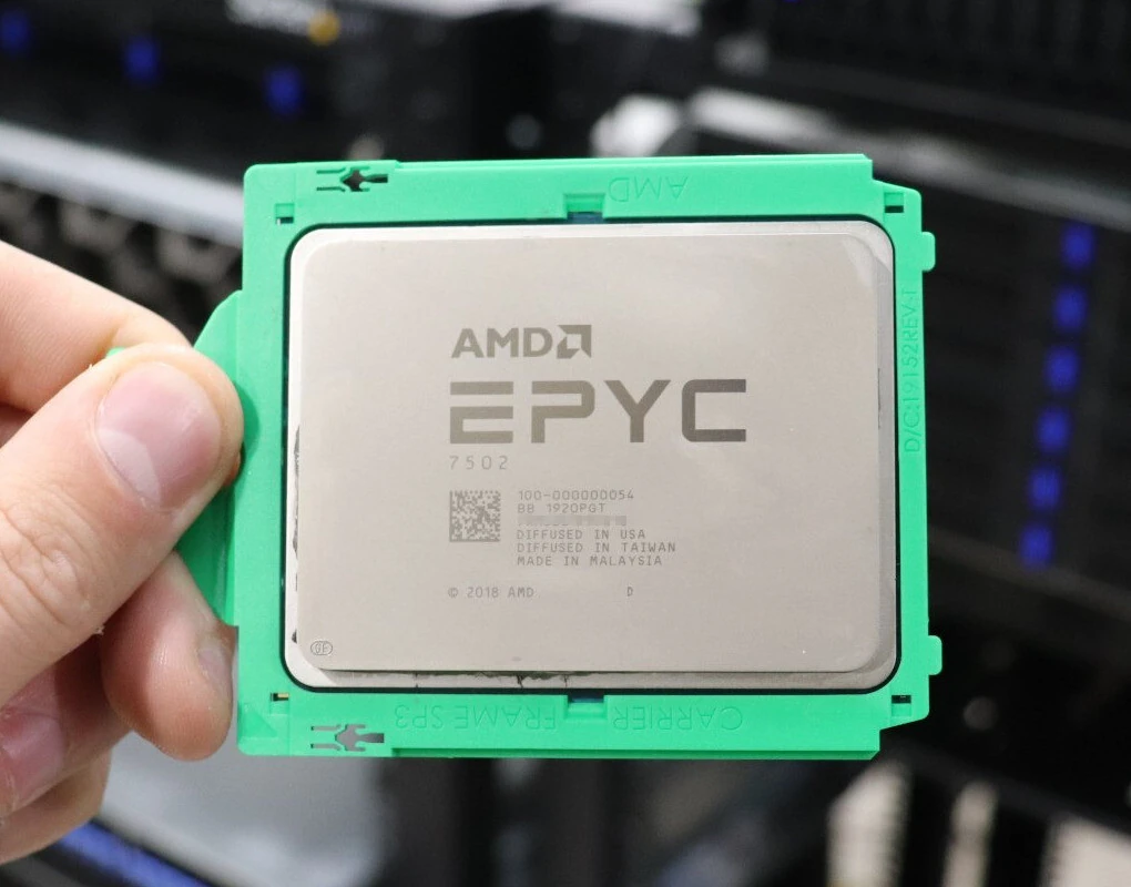 Реальный процессор AMD EPYC 7502 с маркировкой 100-000000054 в зелёной рамке SP3