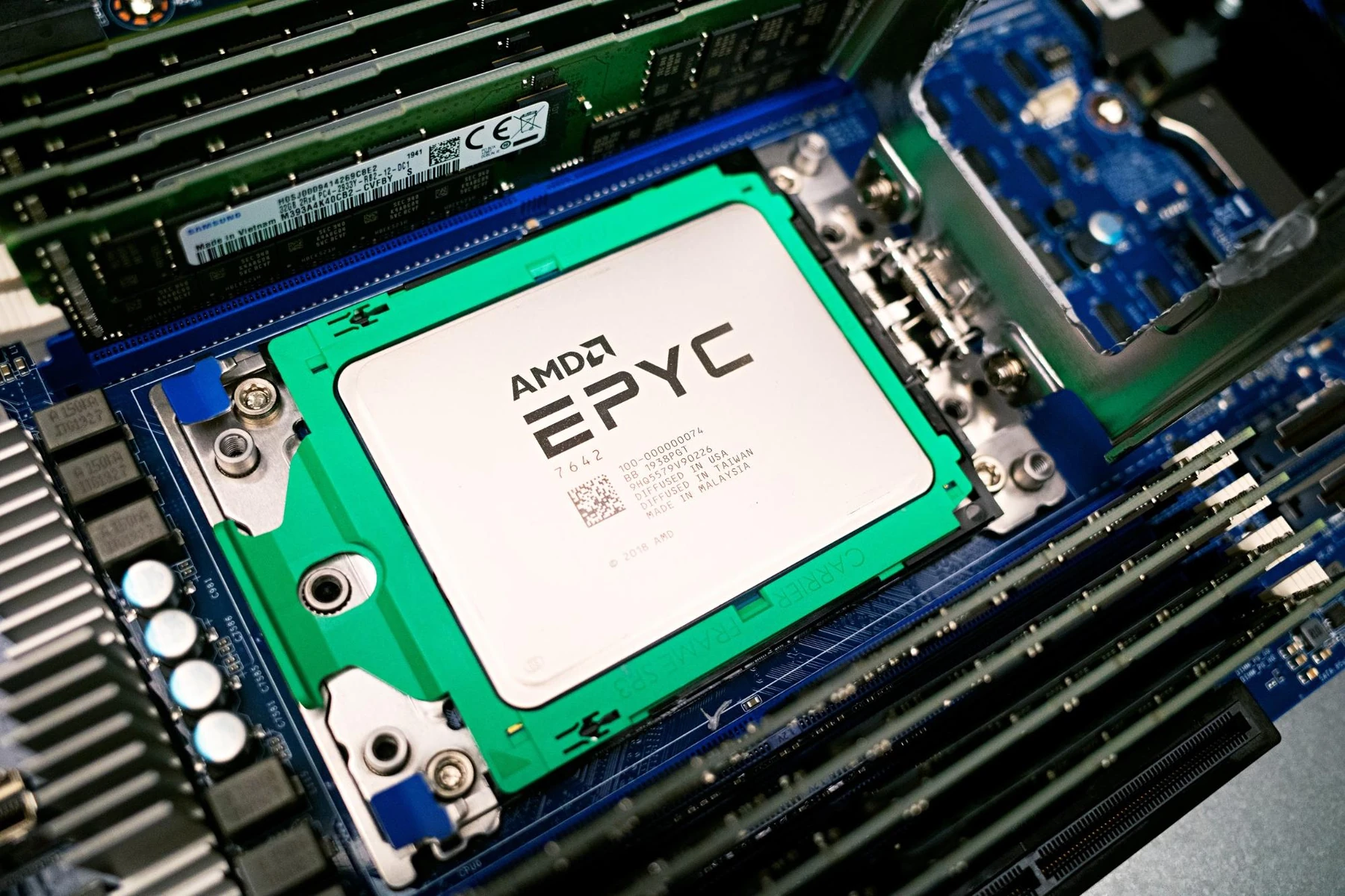Реальный серверный процессор AMD EPYC 7642 с маркировкой 7642 на теплораспределителе
