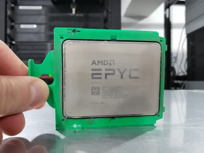 AMD EPYC 7742 в зелёной несущей рамке Socket SP3
