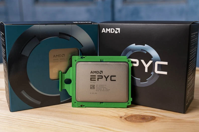 AMD EPYC 7F52 на фоне фирменных коробок EPYC