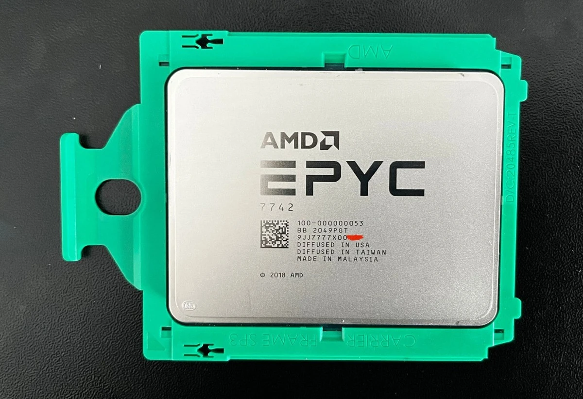 AMD EPYC 7742 в carrier для сокета SP3, на крышке видны модель 7742 и маркировка 100-000000053