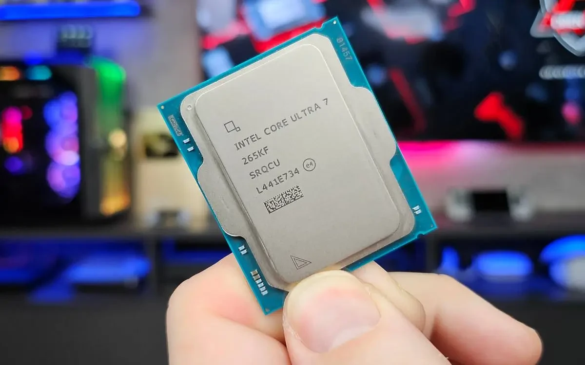 Intel Core Ultra 7 265KF — фотография процессора с маркировкой 265KF
