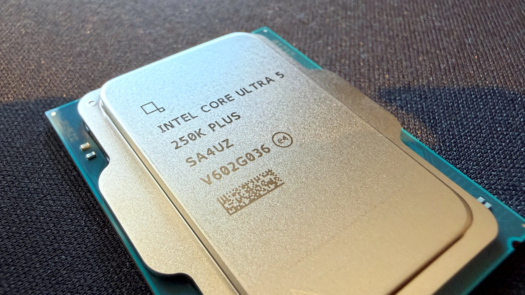 Intel Core Ultra 5 250K Plus с маркировкой SA4UZ