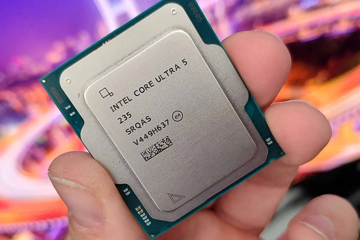 Intel Core Ultra 5 235 с маркировкой 235 и SRQAS
