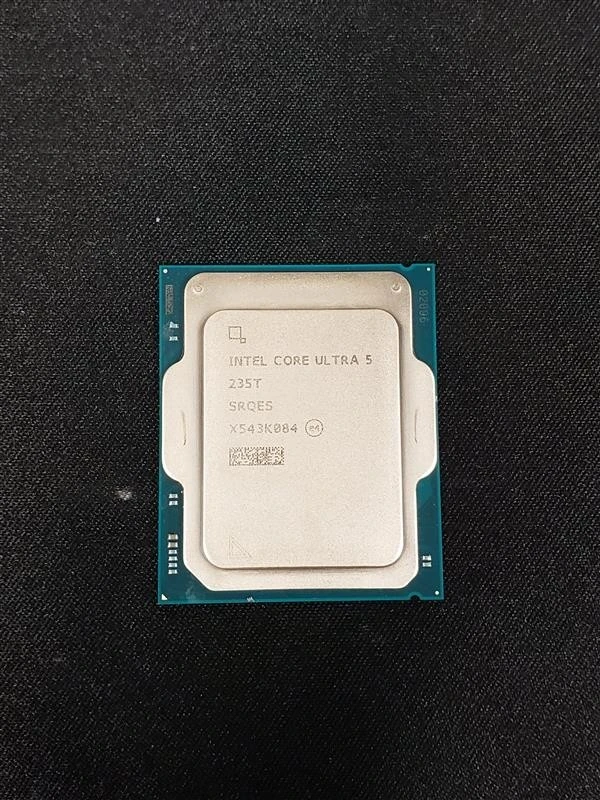 Intel Core Ultra 5 235T SRQES, фотография процессора с маркировкой на теплораспределительной крышке