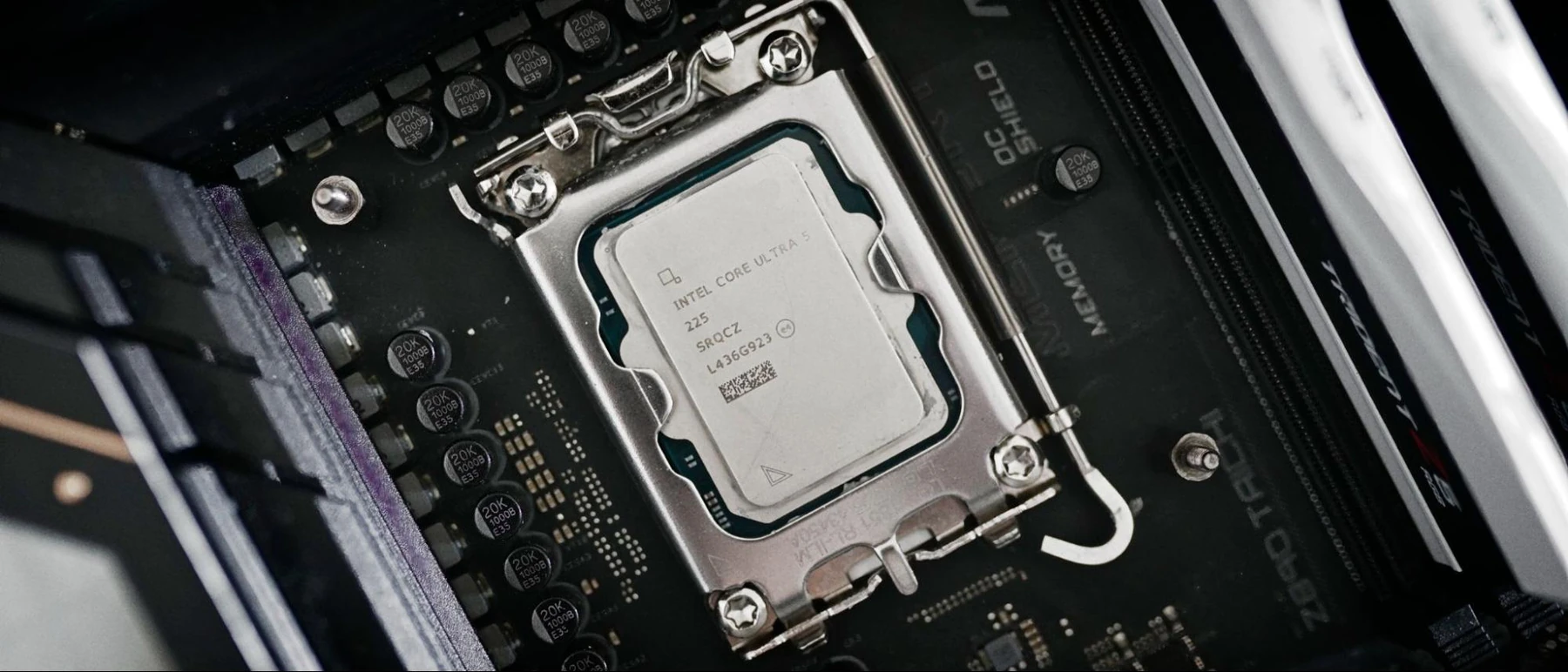 Intel Core Ultra 5 225 в сокете LGA1851, на крышке процессора видны маркировки 225 и SRQCZ