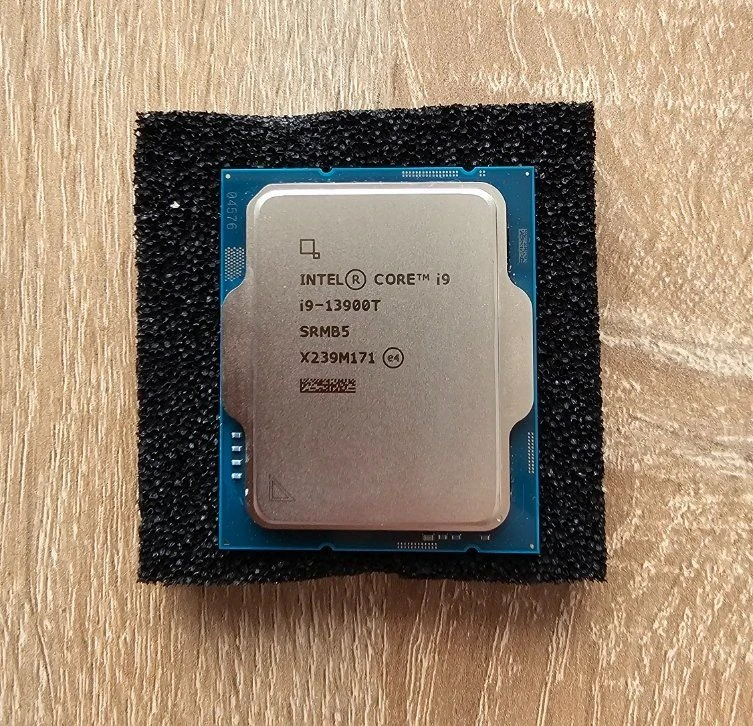 Intel Core i9-13900T с маркировкой SRMB5