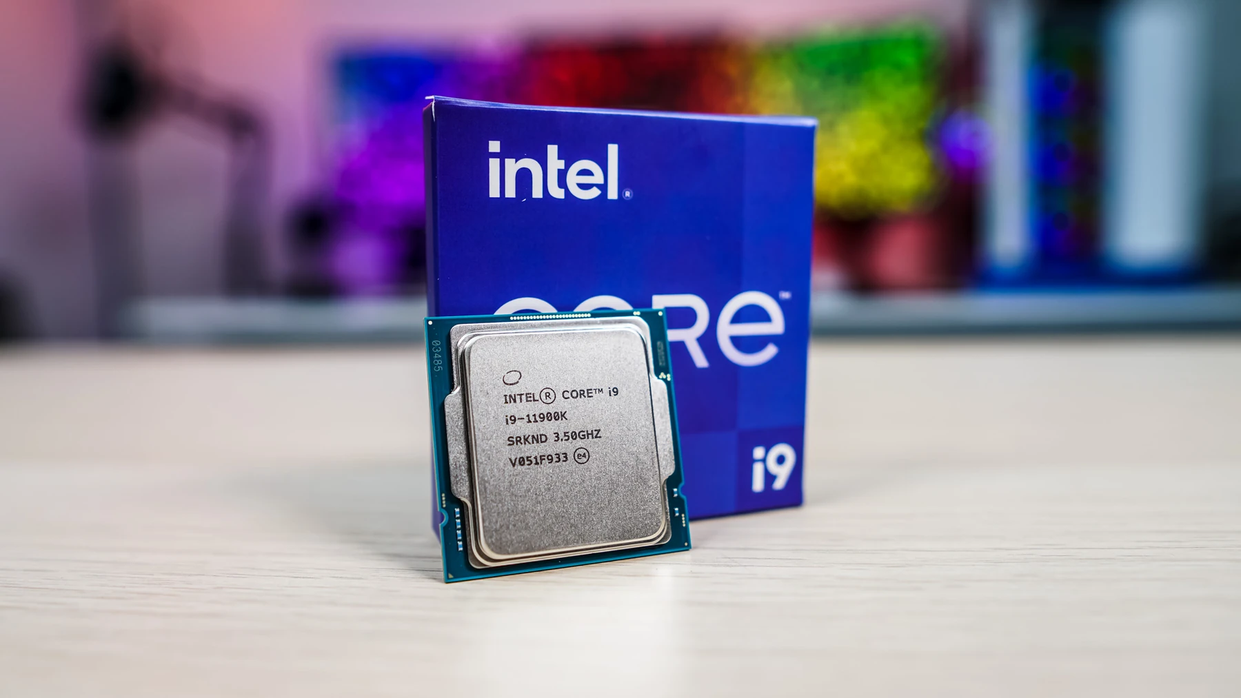 Intel Core i9-11900K SRKND рядом с фирменной коробкой