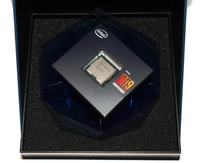 Intel Core i9-9900KS в фирменной розничной упаковке