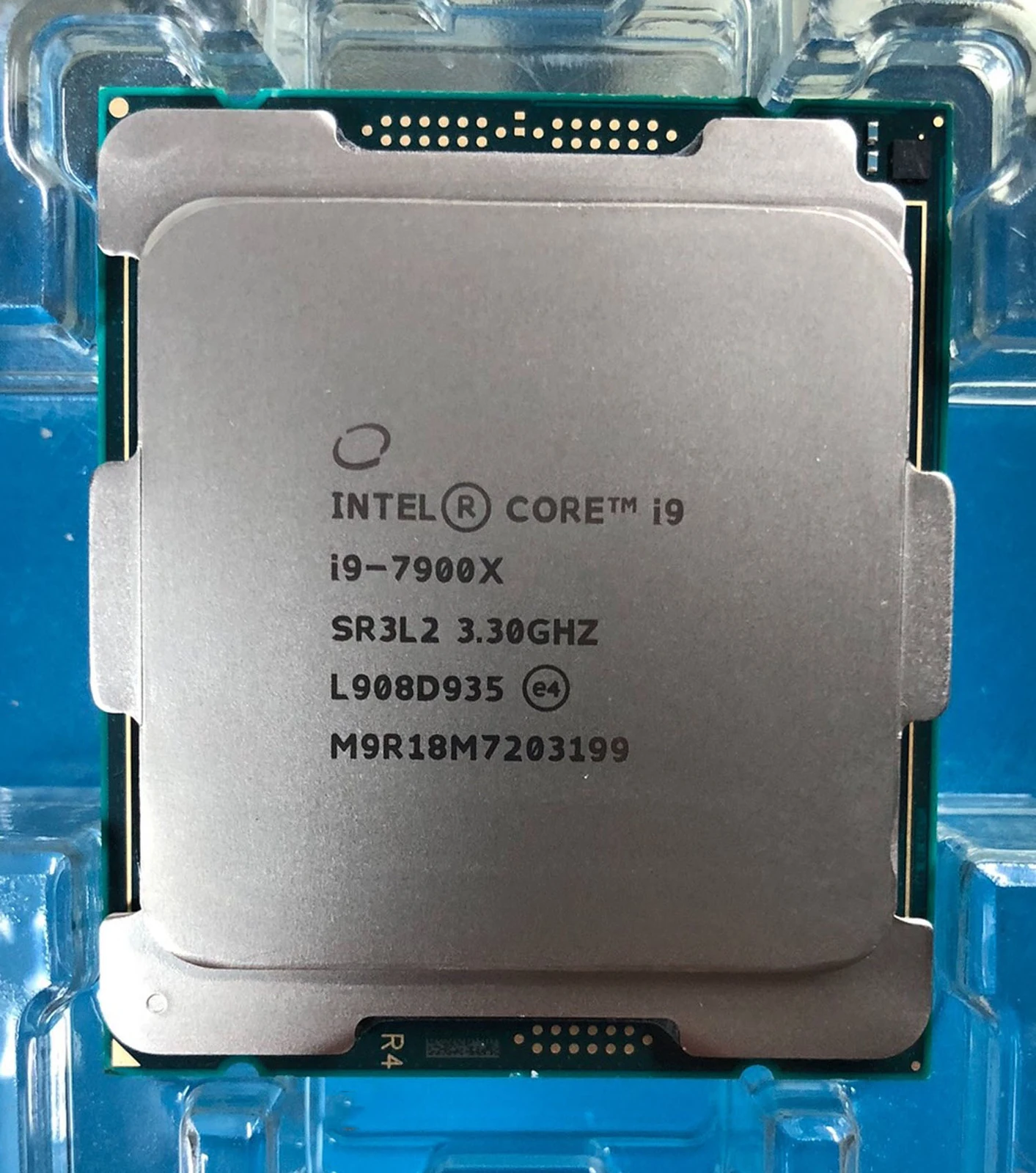Intel Core i9-7900X SR3L2 3.30 GHz, фотография процессора