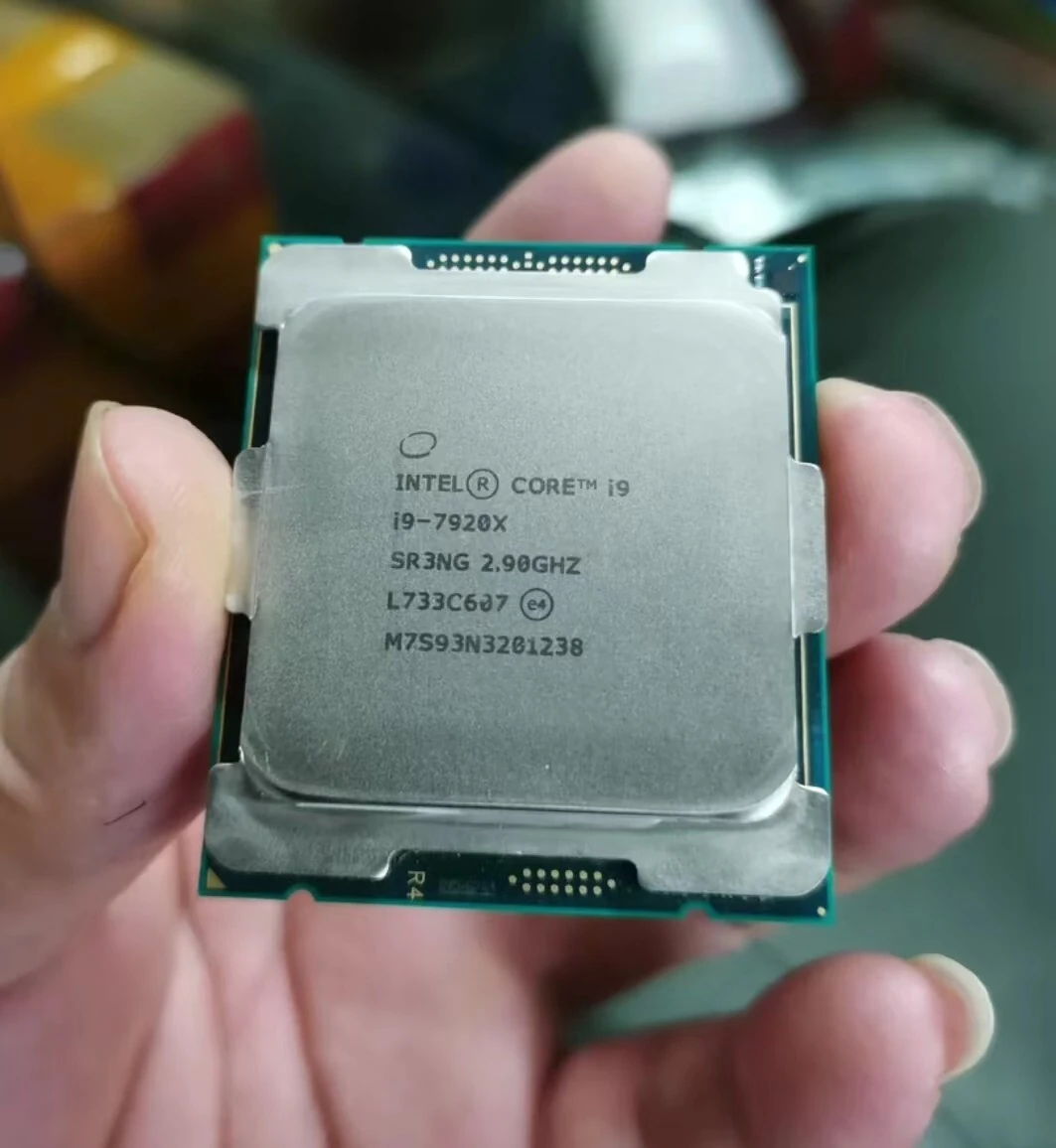 Intel Core i9-7920X X Series с маркировкой SR3NG