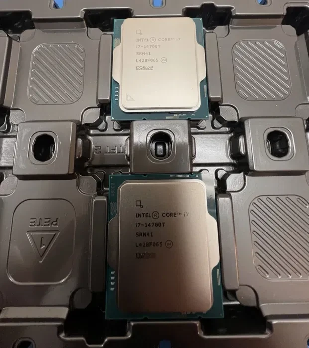 Два процессора Intel Core i7-14700T с маркировкой SRN41