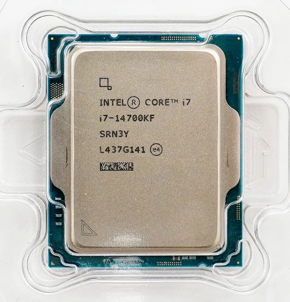 Intel Core i7-14700KF с маркировкой i7-14700KF и S-Spec SRN3Y в защитном лотке