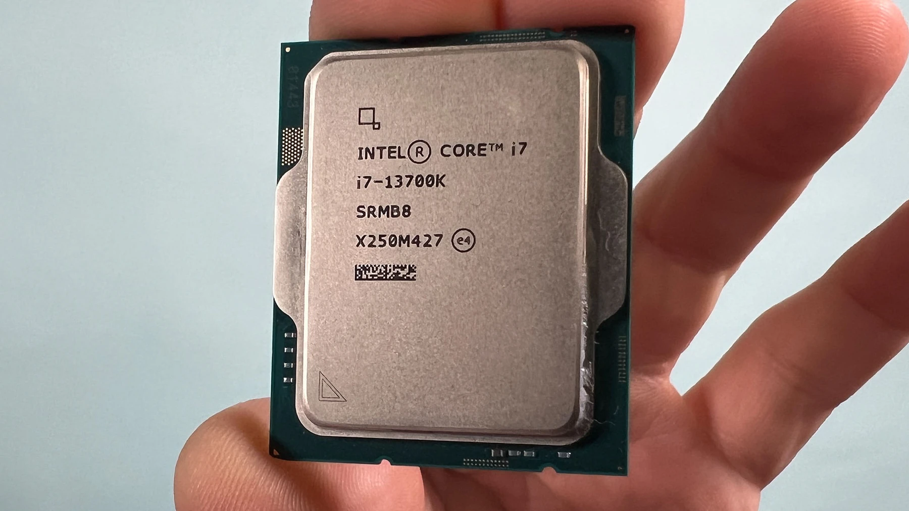 Intel Core i7-13700K SRMB8 — реальная фотография процессора