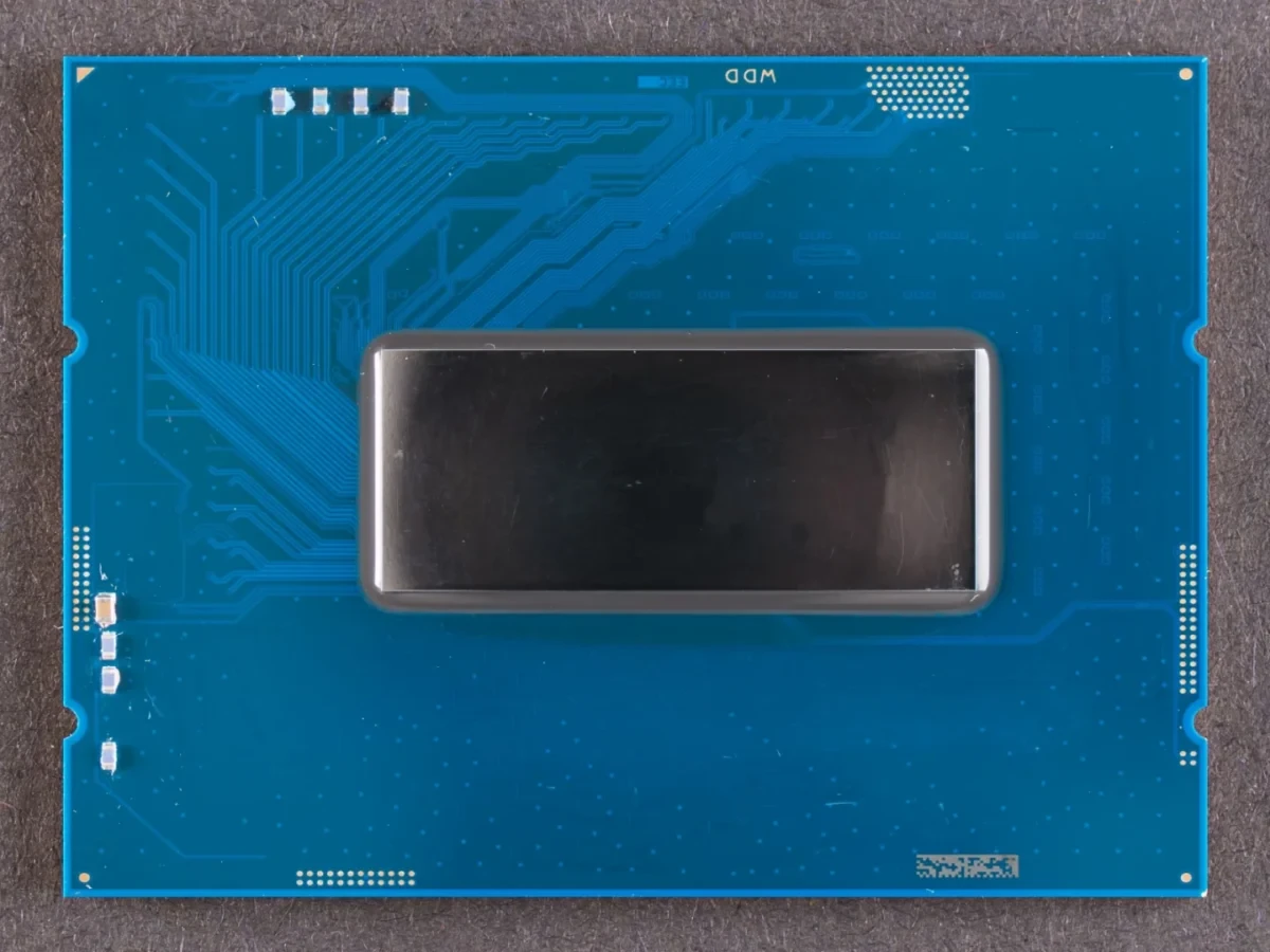 Intel Core i7-12650HX SRLGM в корпусе BGA1964 — фотография из карточки точного мобильного процессора