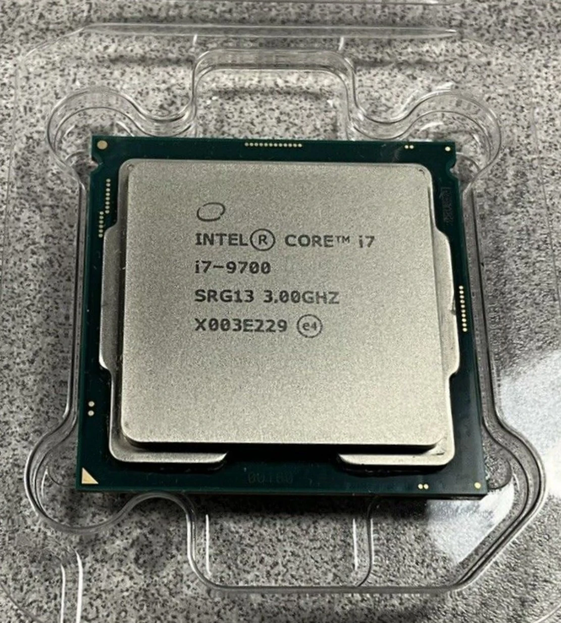 Intel Core i7-9700 SRG13, реальная фотография процессора