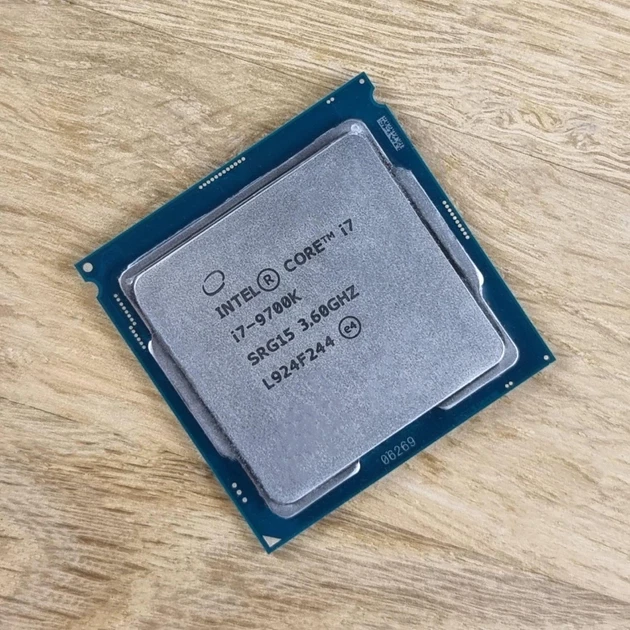 Intel Core i7-9700K SRG15 — реальная фотография процессора