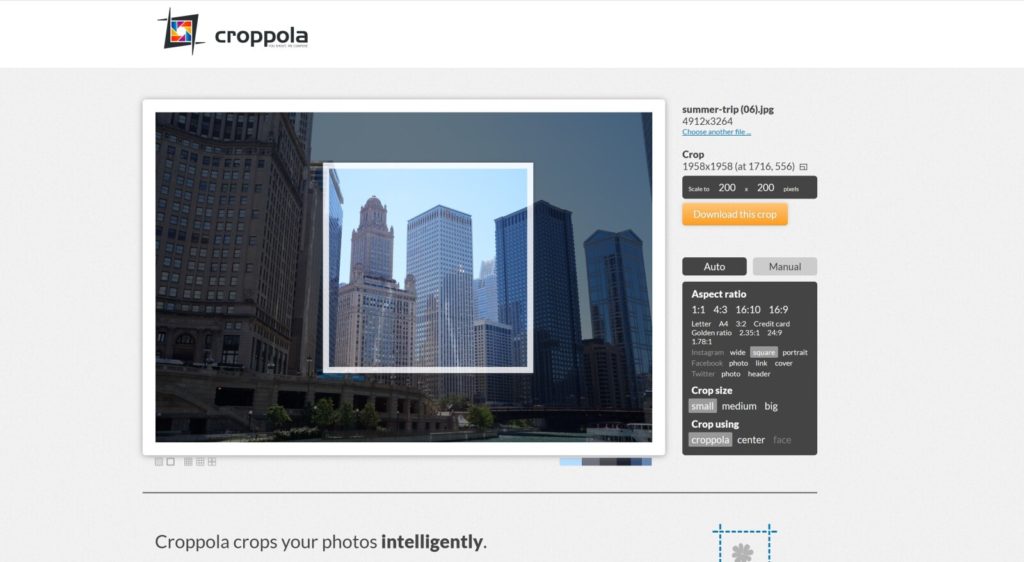 Croppola с городским снимком, квадратной рамкой кадрирования и блоками Aspect ratio, Crop size, Crop using